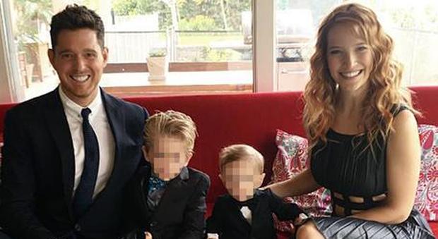 Il figlio di Michael Bublè è guarito dal tumore dopo 3 anni di cure: «È lui il nostro supereroe»