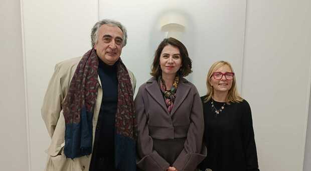L'ambasciatrice del Kosovo, Lendita Haxhitasim, tra Giorgio Bartolomucci e Loredana Rea (Accademia di belle arti di Frosinone)