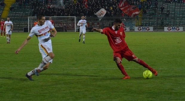 L'attaccante Luca Cognigni in azione durante una partita dell'Ancona
