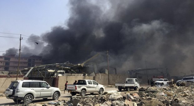 Baghdad, Isis fa esplodere 2 autobomba in un centro commerciale: decine di morti