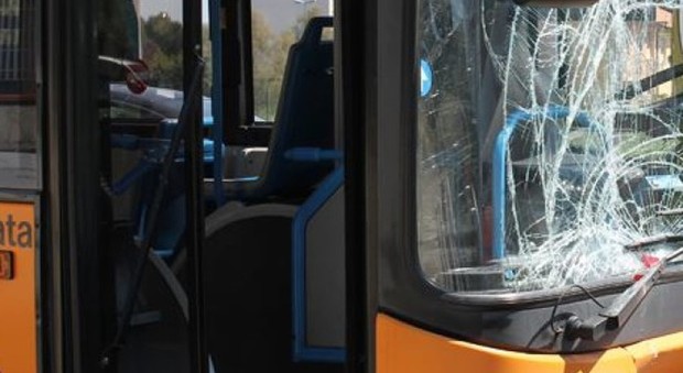 Ctp, sassaiola contro bus al capolinea: parabrezza in frantumi, autista salvo per miracolo
