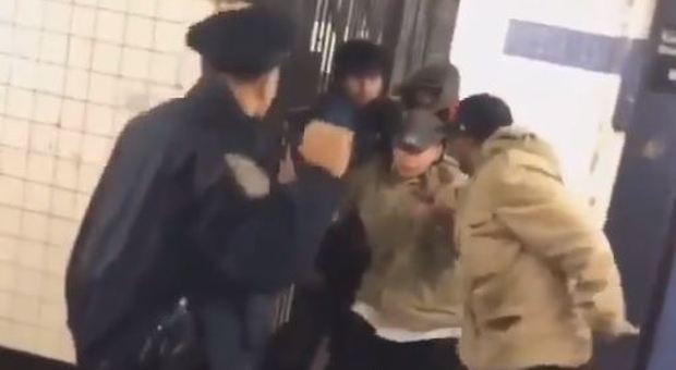 Poliziotto aggredito da 5 clochard si difende con il manganello senza sparare: il video diventa virale