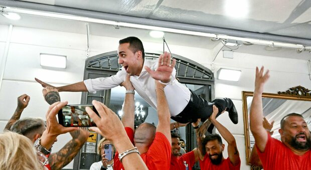 immagine Di Maio a Napoli, tra selfie e foto con maglietta di Maradona