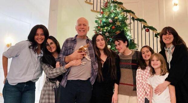 Demi Moore riabbraccia l'ex marito malato Bruce Willis, la foto sui social: «Siamo una famiglia»