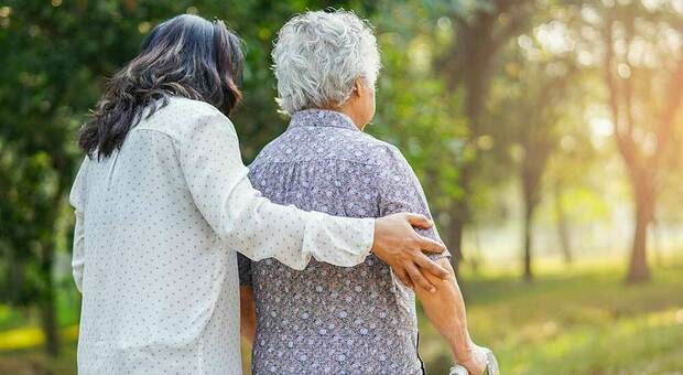 Marche sempre più anziane ma i lavoratori domestici (regolarmente assunti) diminuiscono