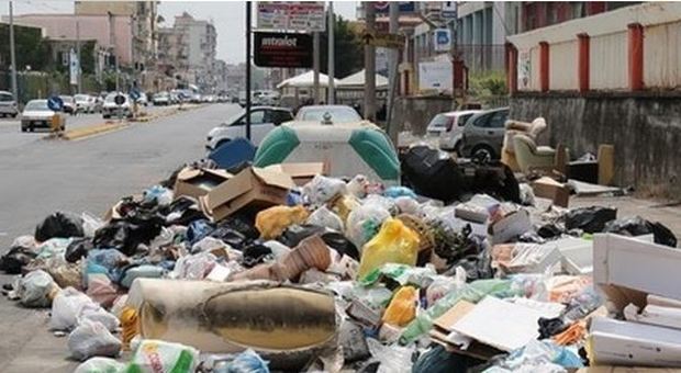 Napoli sommersa dai rifiuti, la denuncia dell'A2A: «Il Comune sapeva del blocco»