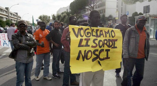 Una protesta dei lavoratori Tecnova davanti al Tribunale di Brindisi
