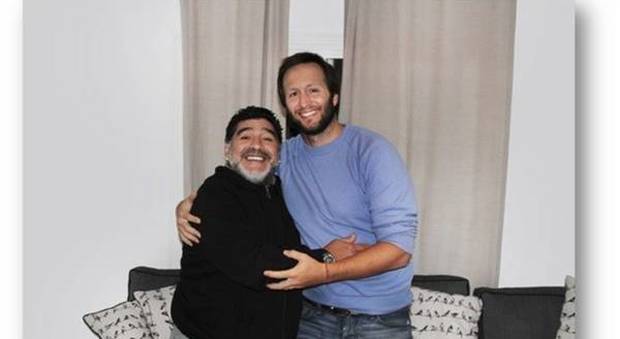 Maradona firma l'accordo con una tv argentina per la fiction sulla sua vita