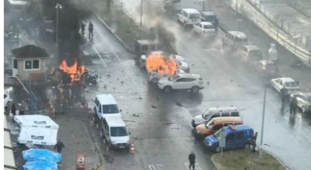 Turchia, autobomba e spari in tribunale: 11 feriti, 4 morti Due assalitori uccisi, uno in fuga