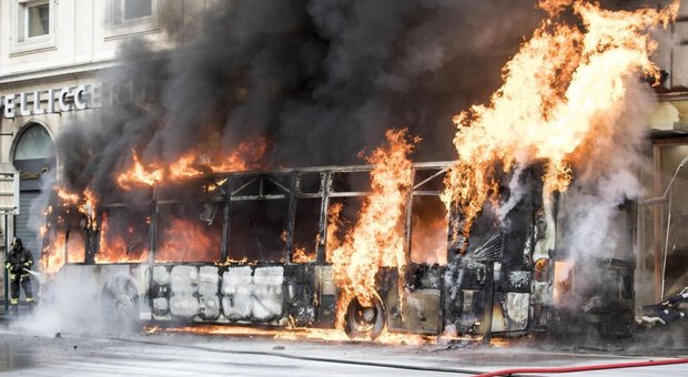 Roma, esplode bus in via del Tritone