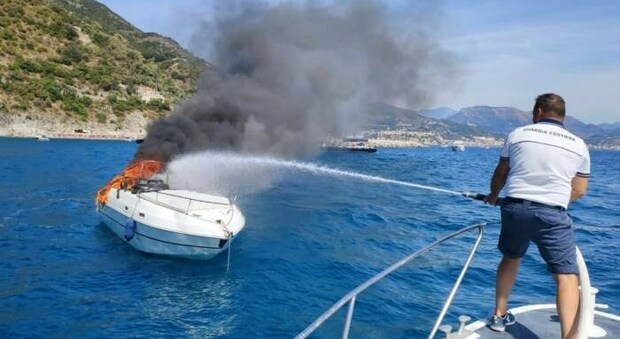 Cilento: imbarcazione con due bimbi a bordo in fiamme nella Baia degli Infreschi