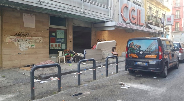 Napoli, il degrado di via Torino al Vasto: «I turisti non tornano»
