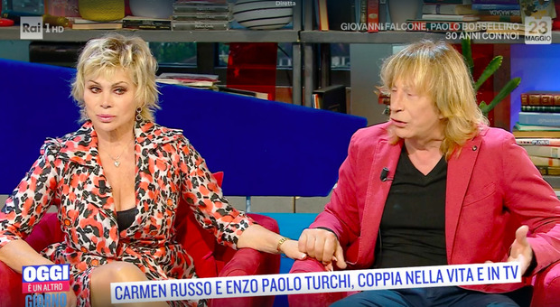 Carmen Russo a Oggi è un altro giorno, le lacrime per Raffaella Carrà: «Così la aiutavo con i molestatori»