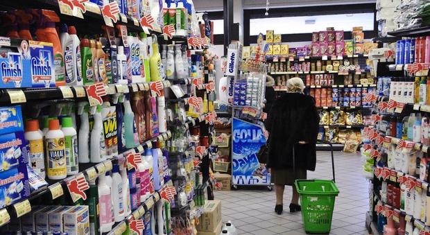 Anziana sviene al supermercato: «Non ho i soldi per mangiare»