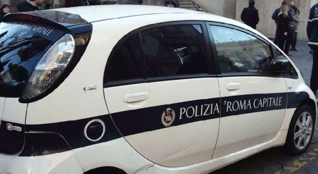 Roma, ubriaca provoca incidente e aggredisce gli agenti