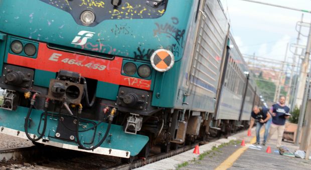 Muore travolta da un treno sulla linea Napoli-Roma: forse è un suicidio