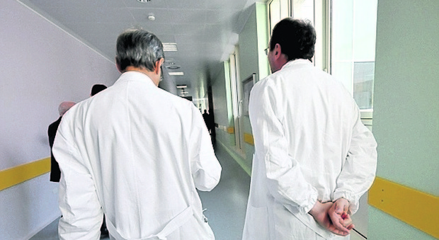 Arriva il rinnovo del contratto dei medici dopo dieci anni di attesa: duecento euro di aumento