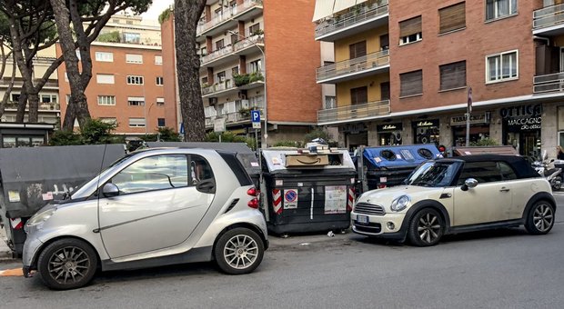 Roma, parcheggia davanti ai cassonetti e blocca il lavoro degli operatori in Prati: “pizzicata” dalla presidente di Ama