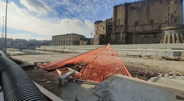 Napoli, al Molo Beverello solo macerie: il cantiere resta senza operai