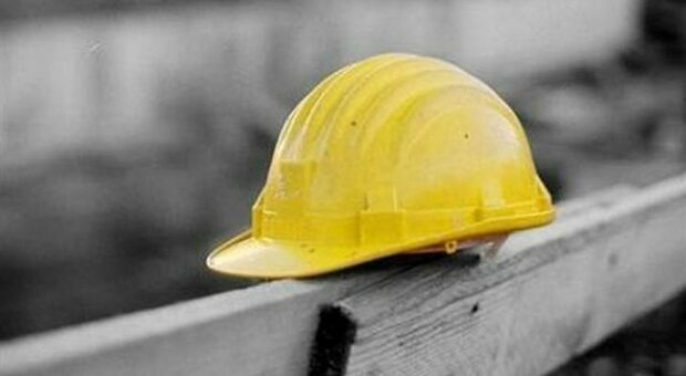 Incidente sul lavoro a Ischia, operaio cade dall'impalcatura e muore a 59 anni