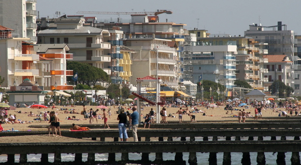 Domenica di sole: spiaggia presa d'assalto e subito code sulle strade