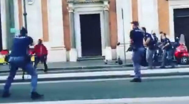 Roma, spari a Termini: poliziotto indagato per eccesso colposo. La Procura: «Atto dovuto»