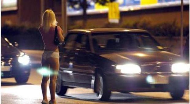 Prostitute tredicenni vendute insieme al tratto di marciapiede, 19 arresti per sfruttamento a Milano