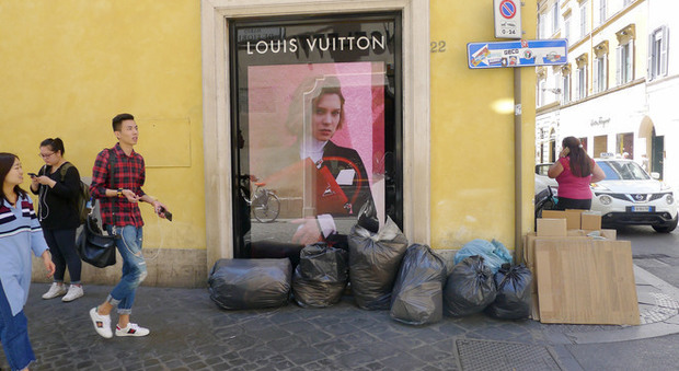 Roma, sciopero Ama, è caos. L'azienda: «Tenetevi i rifiuti a casa»