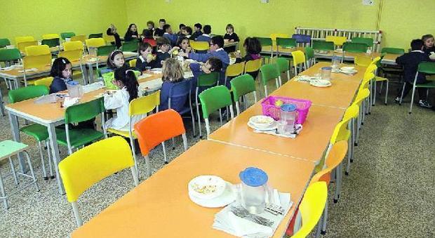 Milano, la mensa scolastica è eco-friendly: menu a filiera corta, risparmiati 720 mila kg di plastica