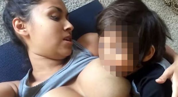 Fa l'amore mentre allatta al seno, il video con il commento del figlio fa infuriare i followers