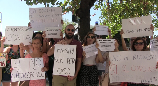 Napoli, i maestri scendono in piazza: «Vogliamo il concorso per tutti»
