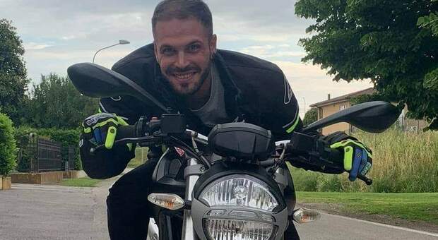 Tragico incidente in moto, Davide muore a 26 anni davanti all'ospedale