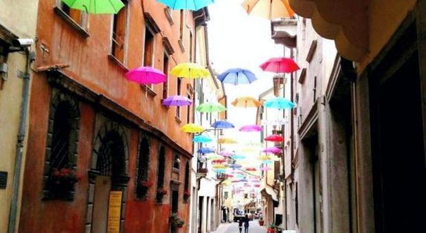 In via Mezzaterra ombrelli colorati a copertura pagati dalla Regione