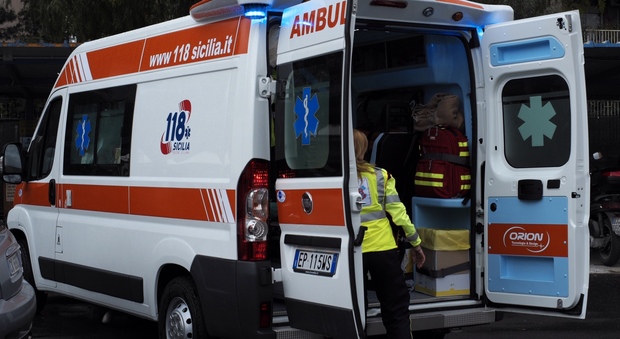 Napoli, moto contro auto: morto 24enne, c'è anche un minorenne ferito. Il giallo dei veicoli scomparsi