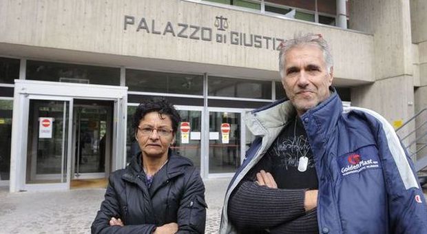 I genitori di Francesco Rinaldelli in Tribunale (foto Calavita)