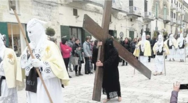 Né Crociferi né Pappamusci: cancellati i riti della Pasqua