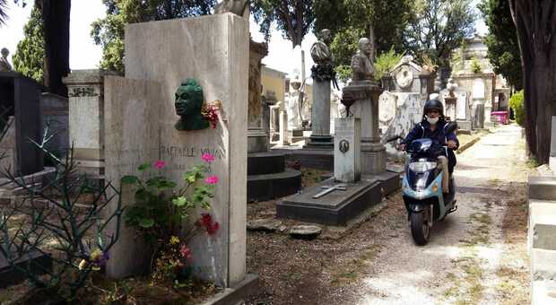 Cimitero di Poggioreale a Napoli, ora gli scooter fanno lo slalom tra le tombe