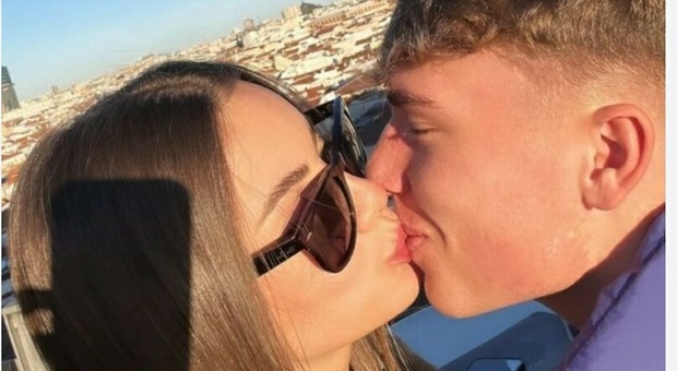 Totti, il figlio Cristian super innamorato: il bacio romantico con Melissa nel cuore di Madrid FOTO