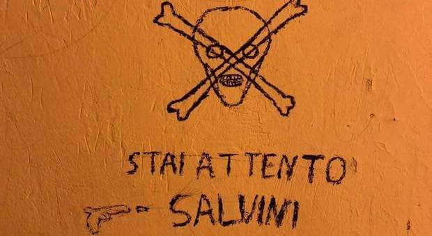 Scritte minacciose contro Salvini: tensione per il raduno della Lega