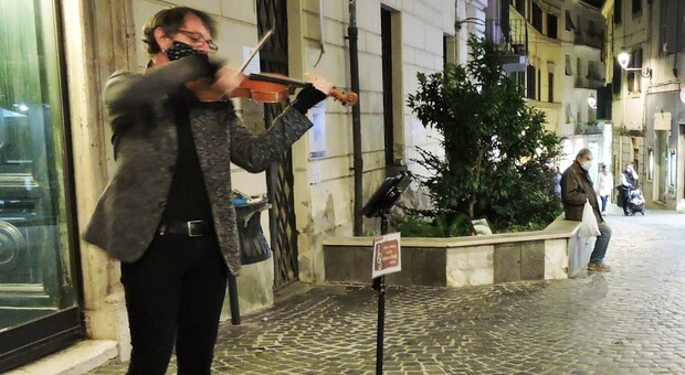 Riccardo Morsilli, il violinista di Roma che va a suonare nelle strade di Velletri