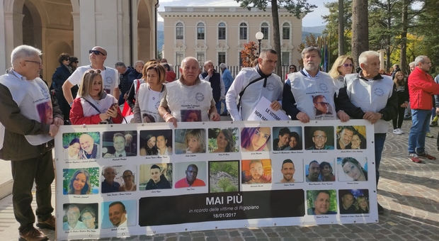 «Le vittime non hanno colpa»: L'Aquila in piazza contro la sentenza choc