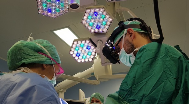 Chirurgo di Foligno sbaglia, paziente resta con tre dita paralizzate