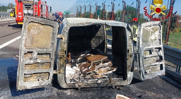 Furgone in fiamme sulla Pedemontana Veneta: l'autista scende al volo, mezzo distrutto