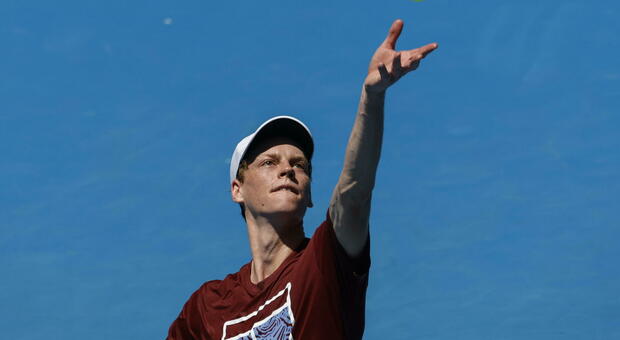 Sinner torna all'Australian Open e punta al titolo: «Sogno un'altra stagione al top». Ma Djokovic rimane favorito