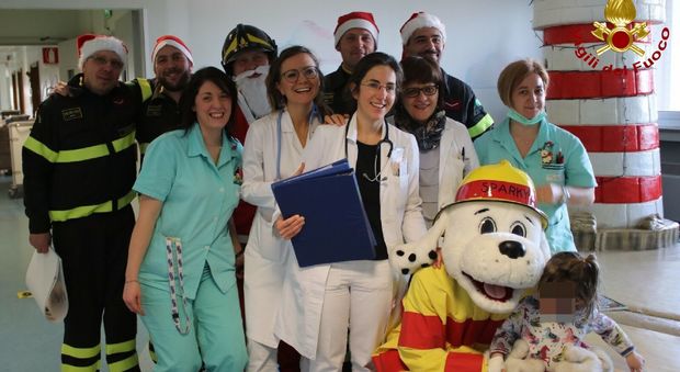 I vigili del fuoco Babbo Natale in pediatria per la gioia dei bambini malati