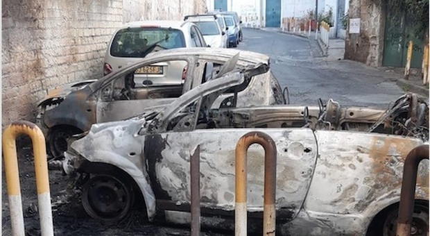 Incendio a Napoli, auto in sosta divorate dalle fiamme alle Fontanelle