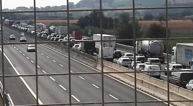 Incidente sulla strada delle ferie: camion contro auto e file fino a 7 km sul solito tratto dell'autostrada A14