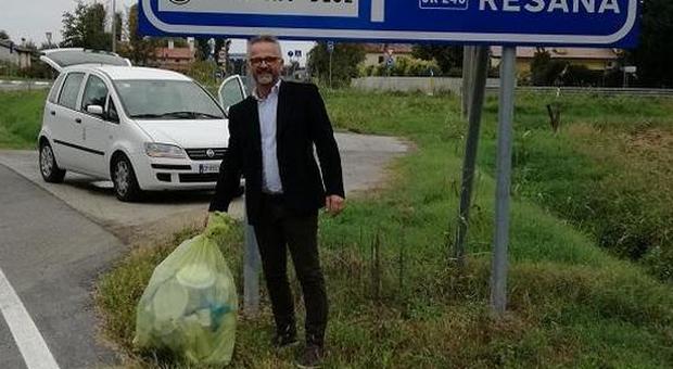 Piombino Dese, Lancia la spazzatura dall'auto: il sindaco gliela riporta personalmente a casa