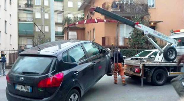 Carro attrezzi, a Napoli uno solo addetto per l'aggancio auto: e ha 63 anni