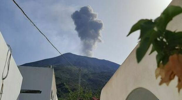 Stromboli, il vulcano torna a spaventare residenti e turisti: «Che esplosione»
